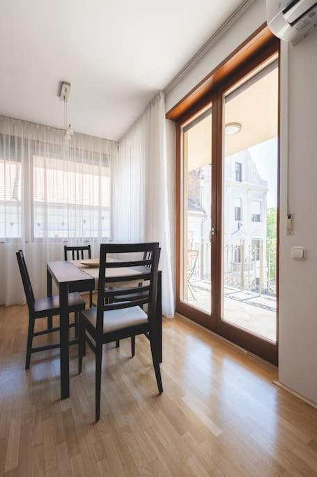 Bright Downtown Balcony Retreat Lägenhet Budapest Exteriör bild
