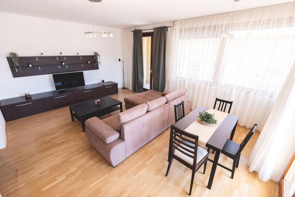 Bright Downtown Balcony Retreat Lägenhet Budapest Exteriör bild