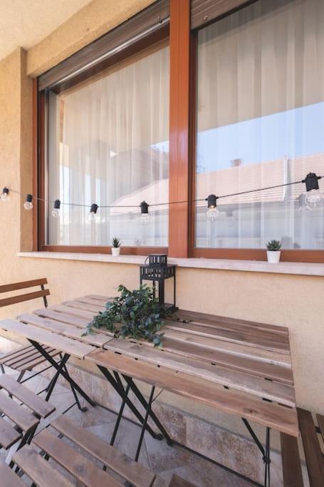 Bright Downtown Balcony Retreat Lägenhet Budapest Exteriör bild