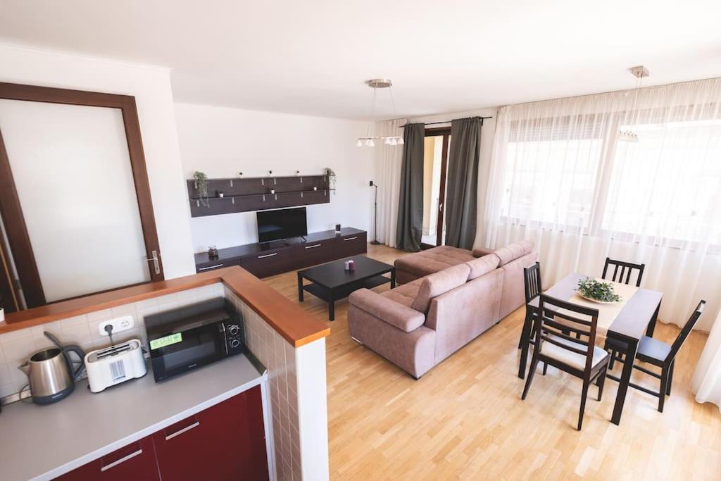 Bright Downtown Balcony Retreat Lägenhet Budapest Exteriör bild
