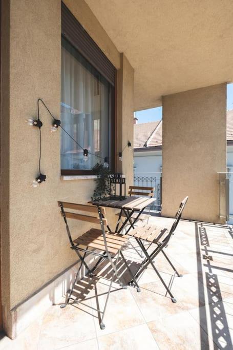 Bright Downtown Balcony Retreat Lägenhet Budapest Exteriör bild
