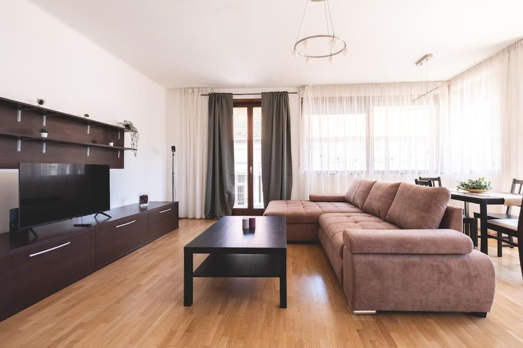 Bright Downtown Balcony Retreat Lägenhet Budapest Exteriör bild