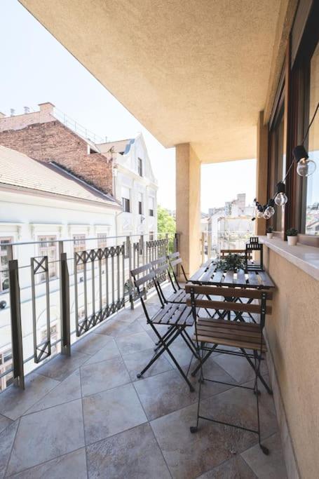Bright Downtown Balcony Retreat Lägenhet Budapest Exteriör bild
