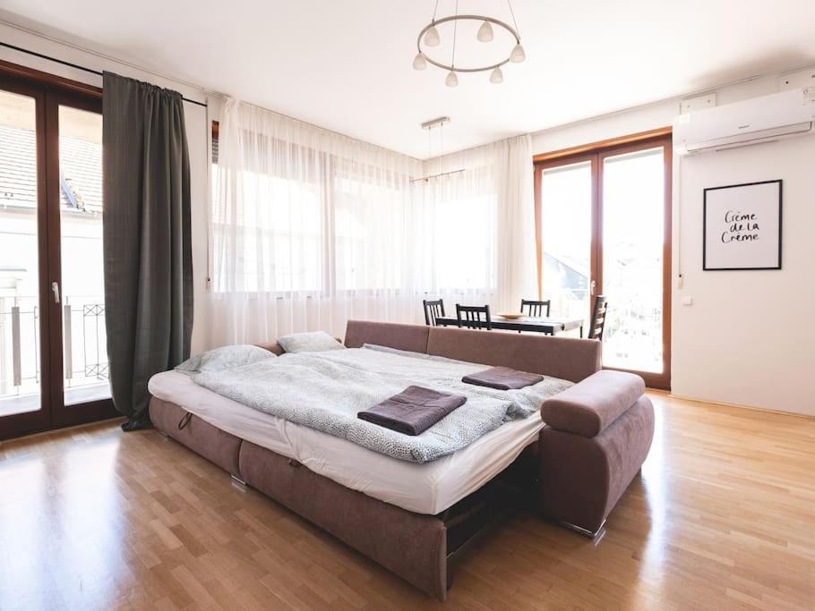 Bright Downtown Balcony Retreat Lägenhet Budapest Exteriör bild